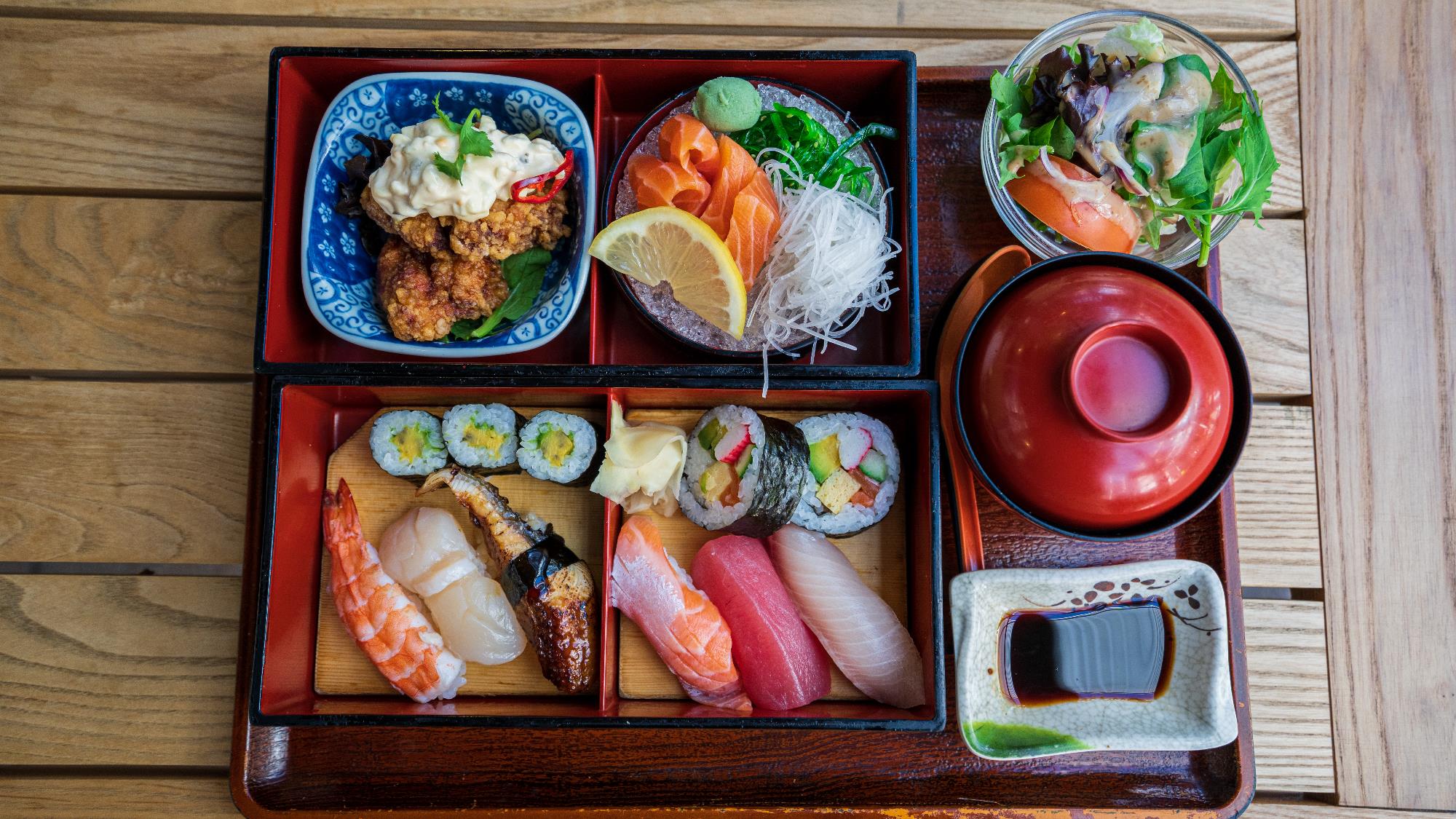 Japan-2-Bento-by-Makoto-Bento.jpg
