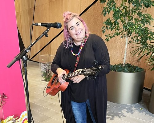 SHARNEE-Premium-Dazzling-Performance-Indigenous-Guitar-Singer-songwriter-www.artist-bookings.com.jpg